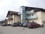 Große 2 Zimmer-Dachgeschoss-Wohnung in Wohn- & Geschäftshaus, zwischen Bad Endorf und R0 - Prutting