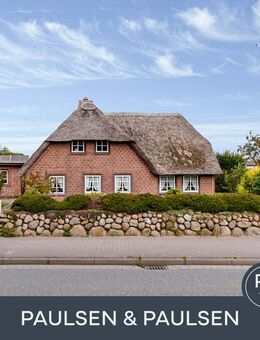 Schönes Reetdachhaus mit Nebengebäude und Garage auf großem Grundstück in Tinnum - Sylt