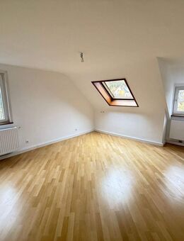 Untertürkheim: Schöne, renovierte 4-Zi.-DG-Whg. * 99 qm Wfl. * neues Bad * gute Lage * WG-möglich! - Stuttgart