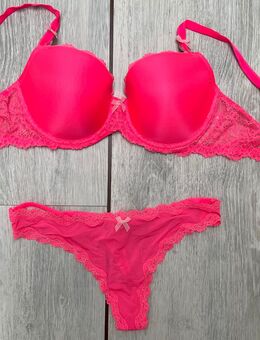 BH- Set von Victoria Secret Gr. 75E neon pink mit String - Kassel
