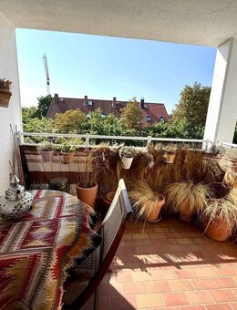 Voll möblierte, helle, sehr gepflegte 3-Zi.-Whg. in absoluter Grün-Ruhelage mit 2 Bädern, 2 Loggien und EBK - München