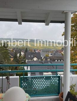 Kiedrich: 2-Zimmer-Dachgeschosswohnung mit Balkon, TG-Platz & Blick auf die Weinberge - Kiedrich