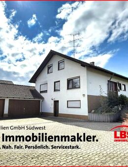 Großzügiges Einfamilienhaus mit Einliegerwohnung, kleinem Teich, 3 Garagen und 4 Stellplätzen - Meßkirch