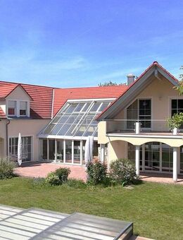 Wohnjuwel mit großzügigem Garten, privatem Pool und stilvoller Architektur - Eckental