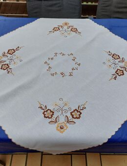 größere Mitteldecke mit Blumenmuster - Immenhausen