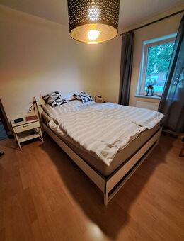 Bett mit Matratze und 2 Nachttischen - Krummhörn