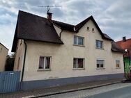 Altes Haus, neue Chancen – Doppelhaushälfte mit Nebengebäude und Grundstück - Hirschaid