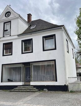 Zentrales Wohn- und Geschäftsgebäude mit Gewerbehalle und PV-Anlage - Gangkofen