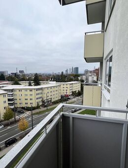 Neuwertige möbelierte 1-Zimmer-Wohnung mit Skyline-Blick Balkon in Frankfurt-Sachsenhausen - Frankfurt (Main)