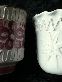 2 dekorative Vintage Blumen Umtöpfe aus den 70er Jahren in zeitlosen Farben und Motiven - Niederfischbach