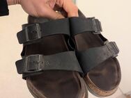 Getragene Birkenstocks mit starken Spuren - Frankfurt (Main)