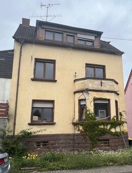 Ein Investoren-Juwel: Sanierungsbedürftiges 3-Familienhaus mit Potenzial plus einem zusätzlich Baugrundstück in Saarlouis - Saarlouis
