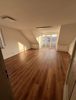 Schöne Maisonette-Wohnung - hell, frisch renoviert und mit zusätzlich ausgebauter Dachgaube - Fürth