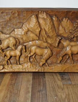 Ahorn-Holzschnitzerei von 1981 , Gebirgslandschafts- und Pferdemotiv, 100x46x4cm - München