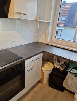 Neuwertige 1 Jahr alte weiß/schwarz Küchenzeile mit Geräten, Arbeitsplatte über Eck - Adelzhausen