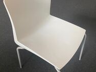 14 weiße zeitlose Stühle aus Kunststoff - Mainz