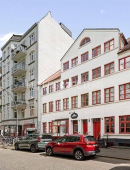 + Denkmalgeschütztes Mehrfamilienhaus in St. Pauli + - Hamburg
