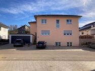 Wohnhaus mit zwei Wohneinheiten mit Doppelgarage - Niederrieden