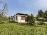 Schönes, voll erschlossenes Bauland mit gestaltungsbedürftigem Bungalow in beschaulicher Lage - Muldestausee