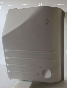 Fendt Seitenteil links Fahrerseite hellgrau (Lagerware -> Neuware mit Lagerspuren) Diamant / Favorit ca BJ 88-92 - Bugfrontdeckel / Bugklappe / Gasklappe / Flaschenkastendeckel / Flaschenkastenabdeckung - Schotten Zentrum