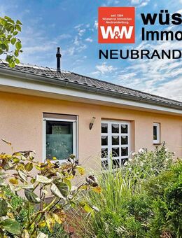 WINKELBUNGALOW IN RUHIGER LAGE MIT EINBAUKÜCHE + GROSSER SONNENTERRASSE + DOPPELCARPORT - Neubrandenburg