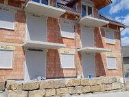 Erstbezug !! 3 Zi. Neubau-Wohnung mit großzügigem Tageslichtbad, Du.+Wanne, Sonnenterrasse in Dettelbach-OT Effeldorf /Whg. 2 - Dettelbach