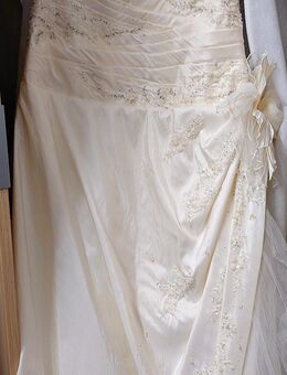 Traumhaft und Figurbetontes Brautkleid von La Sposa - Düsseldorf