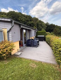 Ferienhaus mit einen traumhaften Blick, gelegen auf einem Park ca. 95 m² Grundstück, in einer sehr ruhigen Lage in Waxweiler. Es besteht keine Verpfli - Waxweiler