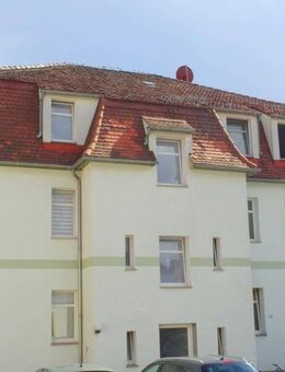 Frisch renovierte 2-Zimmer-Wohnung mit Laminatboden, sep. Küche, Badewanne & Garage - Großenhain