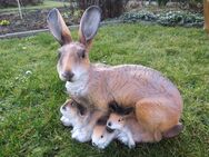 Dekofigur Hase mit 3 Jungen Gartendeko Figur - Hergisdorf