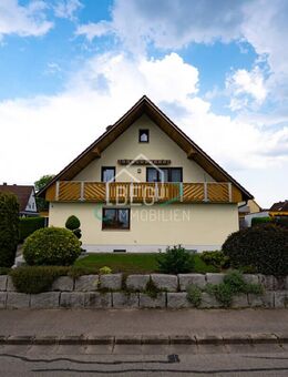 Zweifamilienhaus mit ausgebautem Spitzboden, Keller, Garage & Gartenoase - Dentlein (Forst)