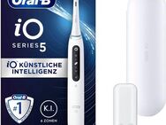 Oral-B Elektrische Zahnbürste iO 5, Aufsteckbürsten: 1 St., mit Magnet-Technologie, LED-Anzeige, 5 Putzmodi, Reiseetui