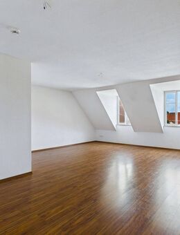 Charmante 3-Raum-Dachgeschosswohnung im Schloss Weistropp - Klipphausen