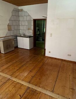 Schöne 2-Zimmer-Altbauwohnung mit kleiner Küchenzeile - Fürth