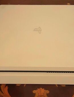 PlayStation vier Slim in weiß mit zwei Controller und einem Spiel - Berlin Marzahn-Hellersdorf