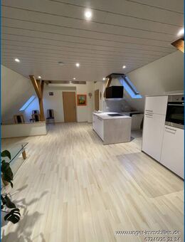 Moderne, neuwertige 2-Zimmer Dachgeschoßwohnung mit Einbauküche ideal für 1-2 Personen! - Pfinztal