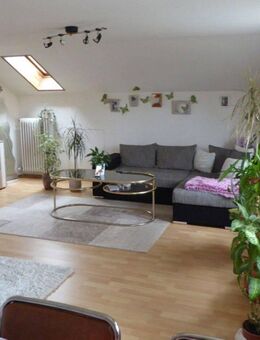 Helle und geräumige 2-Zimmer-Dachgeschosswohnung mit viel Stauraum und Einbauküche - Pfullendorf
