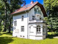 Starnberg - Söcking. Weitläufiges Parkgrundstück mit historischem Jagdschlösschen samt Gästehaus. - Starnberg