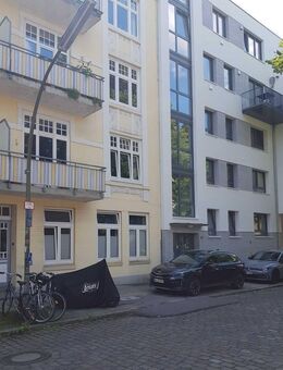 Wohnung aus der Gründerzeit mit Stuck, Kamin und 2 Balkone - Hamburg