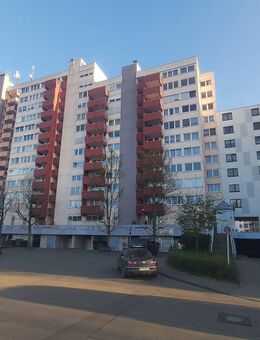 2 - Zimmerwohnung mit Einbauküche, Balkon und Tiefgaragenstellplatz in Kornwestheim - Kornwestheim