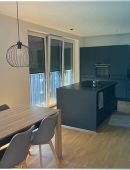 Helle 4-Zimmer-Penthousewohnung mit stilvoller Ausstattung: Tageslichtbad, bodentiefe Fenster & Balkon - Ulm