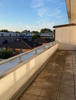 Garstedt - Kohfurth 2.Reihe - renovierte Penthouse-Wohnung mit Balkonterrasse - 2x Bäder - TG-Platz - Norderstedt