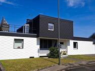 Gepflegtes Zweifamilienhaus mit kleiner Einliegerwohnung, 4 Garagen und Garten in Baesweiler - Baesweiler