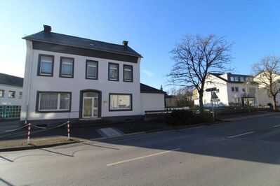 Filet-Grundstück: Zentral gelegenes Mehrfamilienhaus mit großzügiger Freifläche
