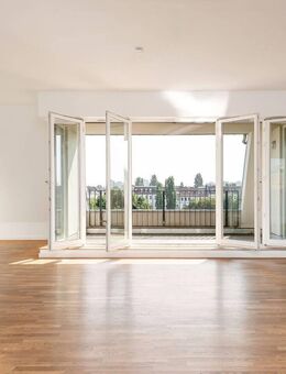 Offenes Wohnerlebnis im Dachgeschoss mit Blick auf den Boxi - Berlin