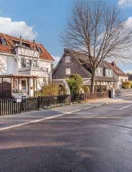 Gepflegte Dachgeschosswohnung mit moderner Ausstattung und eigener Dachterrasse - Berlin