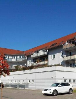 Gepflegte 2-Raum-Wohnung mit Balkon, Badewanne und TG Stellplatz in Naumburg - Naumburg (Saale)
