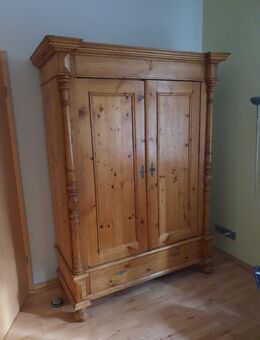 Alter Bauernschrank/Kleiderschrank sehr gut erhalten - Buchholz (Nordheide)
