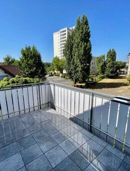 Helle Dachwohnung mit Balkon und PKW-Stellplatz! - Rottendorf