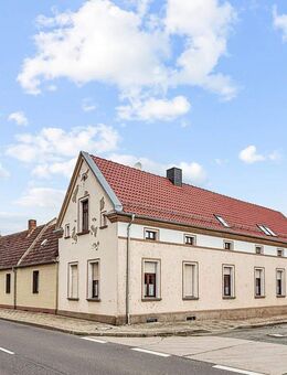 Charmantes Einfamilienhaus mit Vierseithof und großem Grundstück in Calbe (Saale) - Calbe (Saale)